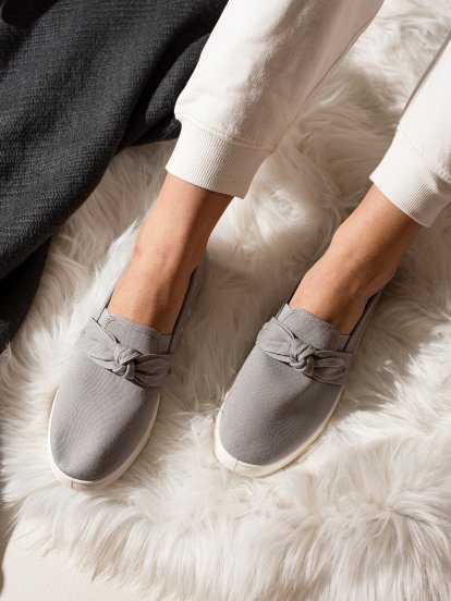 Slip-ons with knot