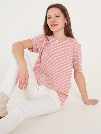 Elastyczny t-shirt damski w paski z krótkim rękawem