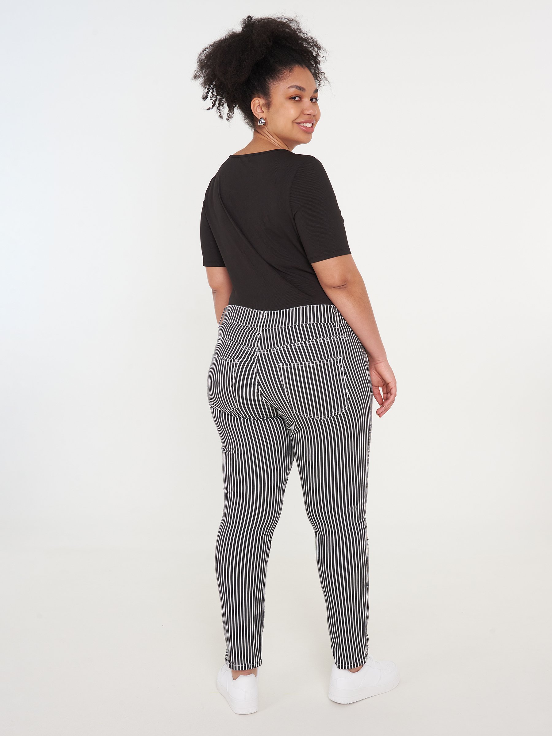 Aggregate more than 80 striped trousers women's outfit latest - in ...