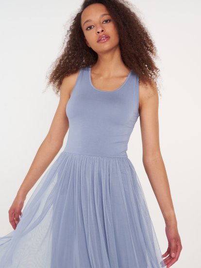 Šaty s tylovou sukňou