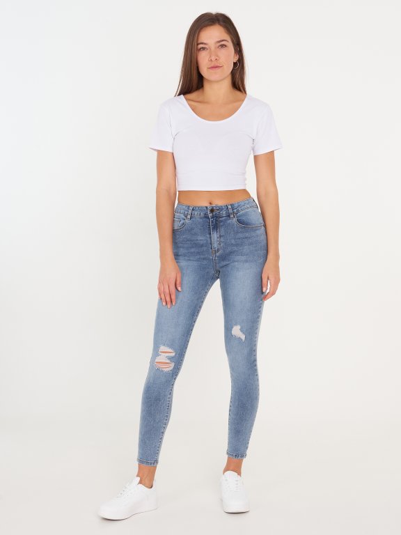 Skinny džínsy s obnoseným vzhľadom