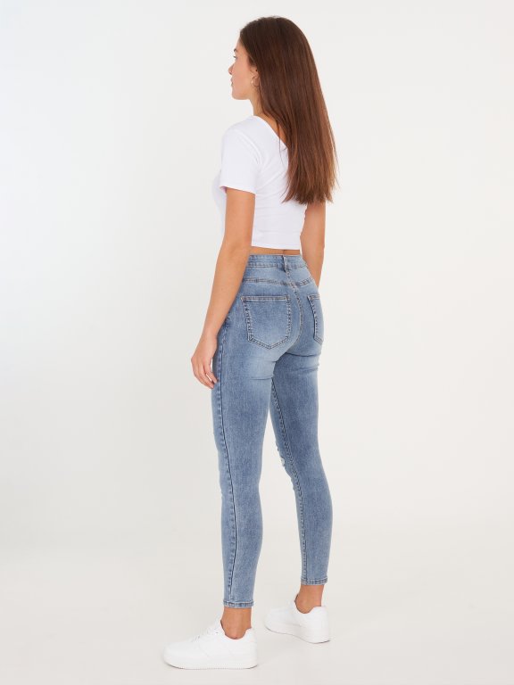 Skinny džínsy s obnoseným vzhľadom