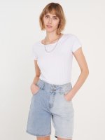 T-shirt damski basic z bawełny z surowym obszyciem