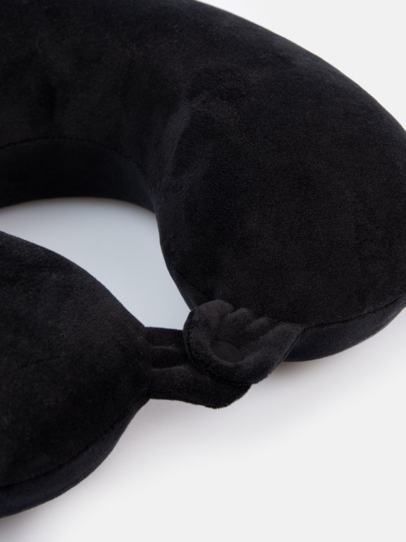 Travel pillow with memory foam
