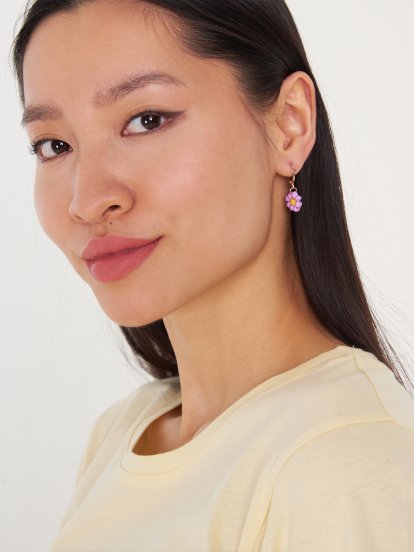 Earrings with flower pendant