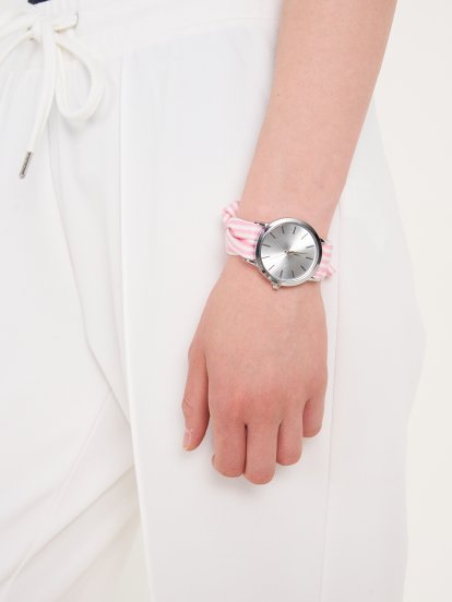 Zegarek na rękę z paskiem tekstylnym