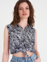 Printed sleevless blouse