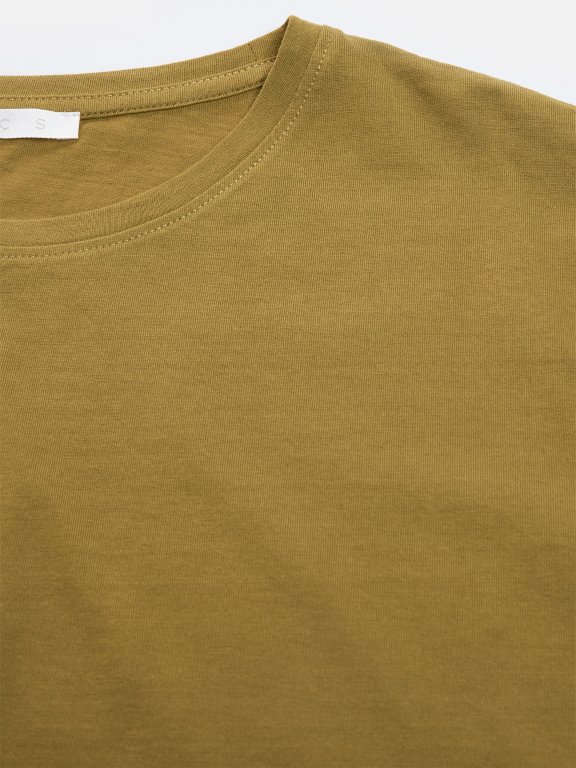 Basic krótki bawełniany t-shirt z surowym obszyciem