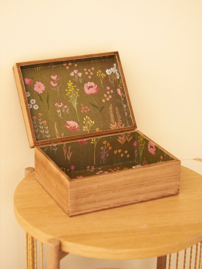Dekoracyjna drewniana szafka