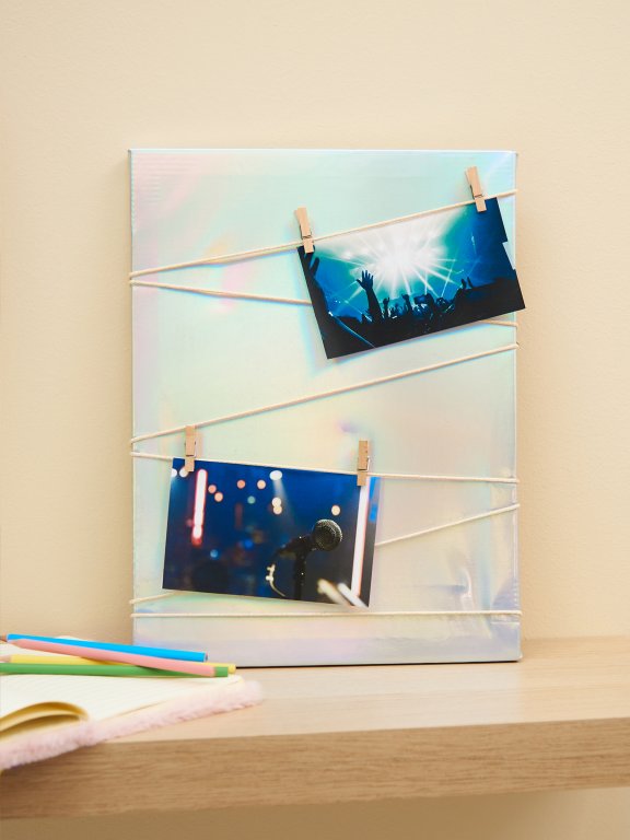 Holographic photo notice board