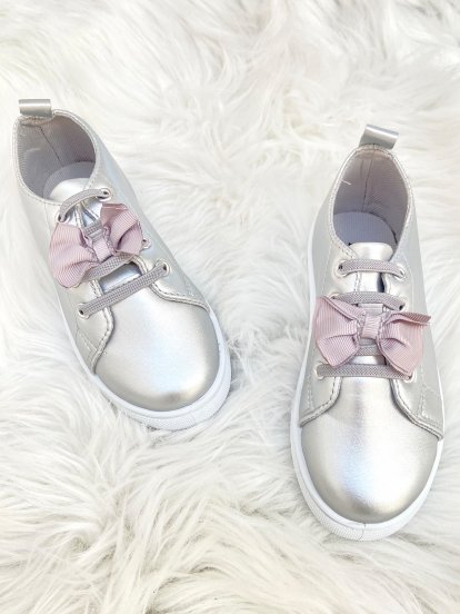 Slip-on shoes with bow