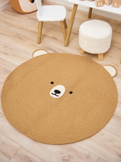 Round shaped rug with bear design