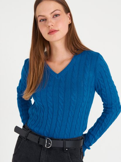 Sweter z plecionym wzorem i dekoltem w szpic