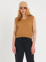 Basic cable-knit vest