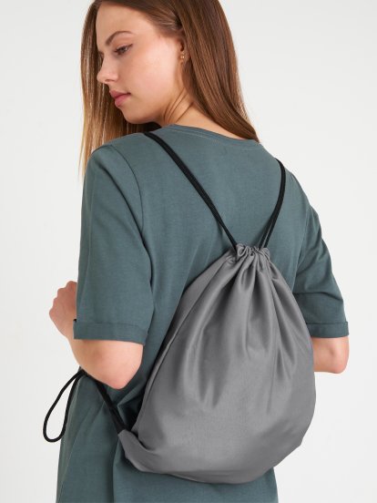 Solid backpack with adjustable straps