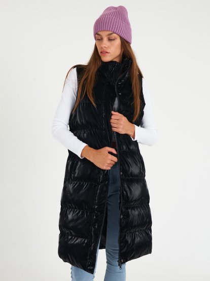 Dlouhá zimní vatovaná vesta s lesklým efektem