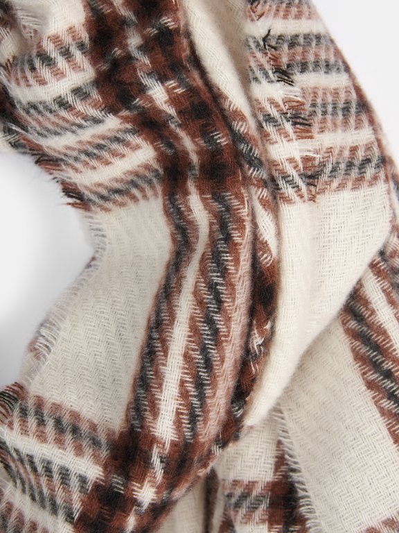 Plaid scarf with fringes