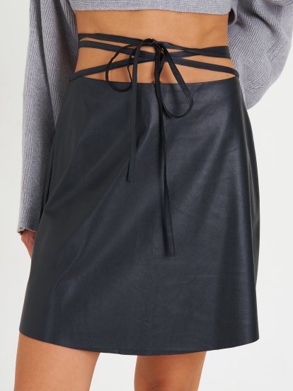 Koženková mini sukně