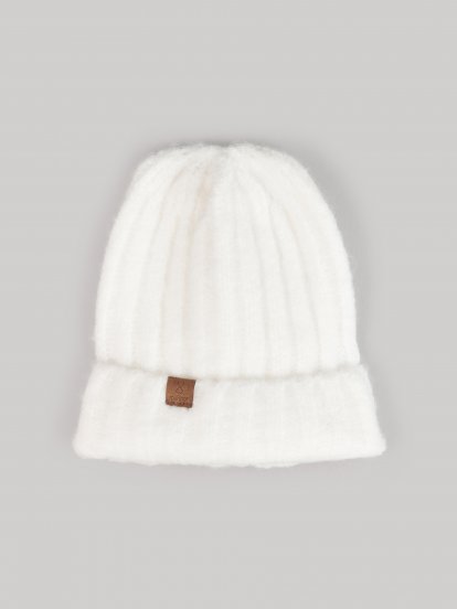 Knitted beanie with patch