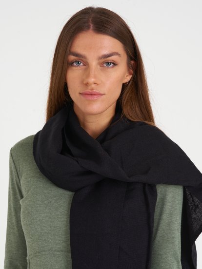 Plain scarf with fringes