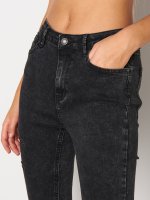 Skinny jeans with raw hems