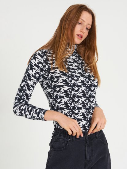 Patterned roll neck t-shirt