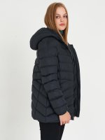 Steppelt vattabélésű női kapucnis kabát