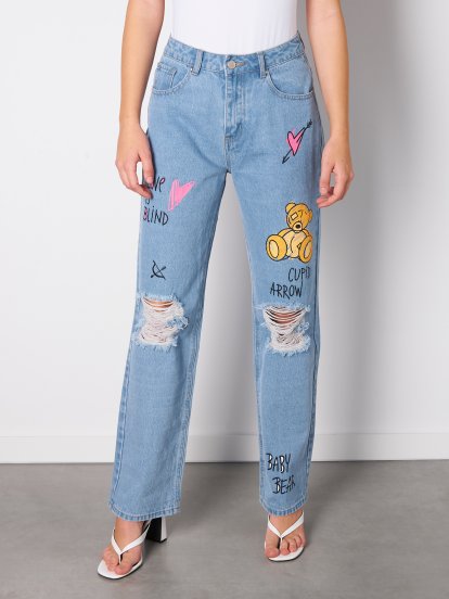 Szerokie jeansy damskie z dziurami i wesołym nadrukiem