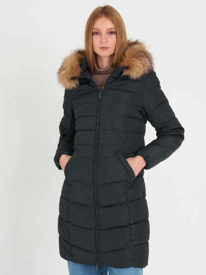 Długa pikowana kurtka zimowa ze sztucznym futerkiem