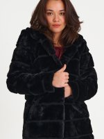 Kabát z umelej kožušiny s kapucňou