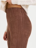 Obcisłe spodnie damskie wykonane z imitacji zamszu