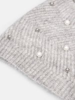 Pletená čiapka s dekoratívnymi perlami