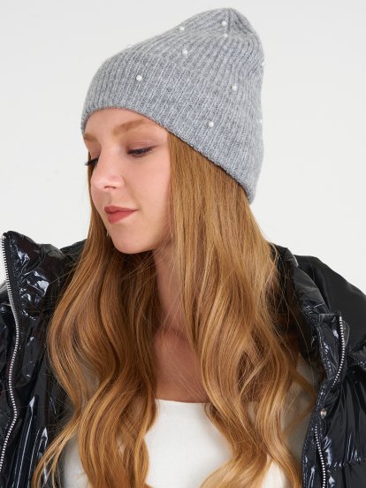 Knitted beanie with pearls