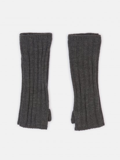 Knitted fingerless mittens
