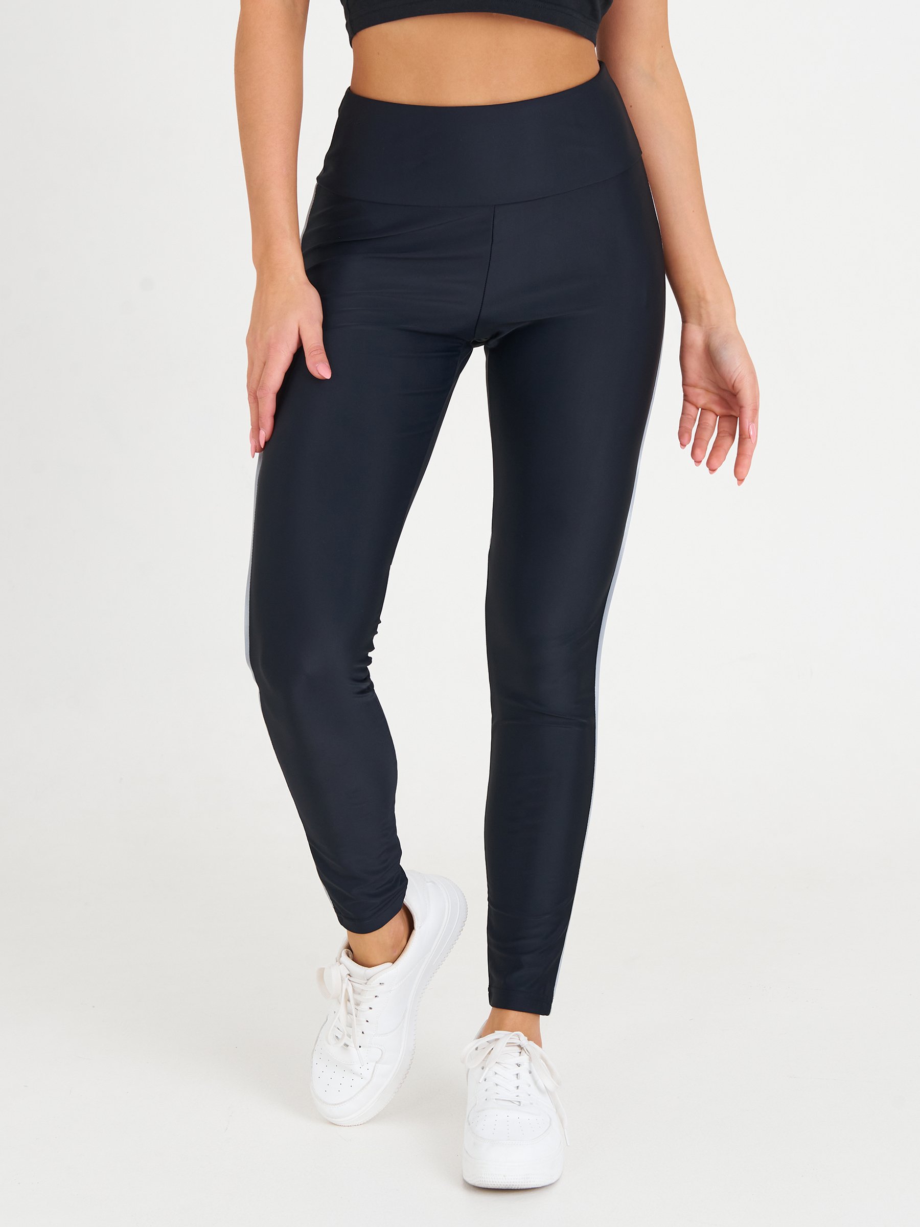 Sports leggings with reflective stripes