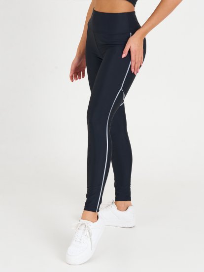 Sports leggings with reflective stripes