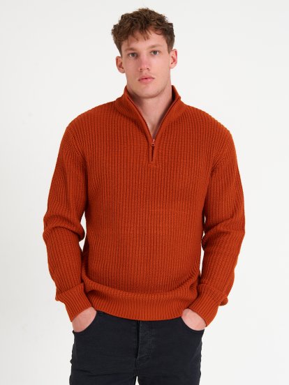 Prążkowany sweter z zamkiem