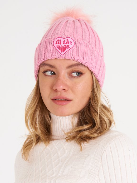 Knited beanie with patch