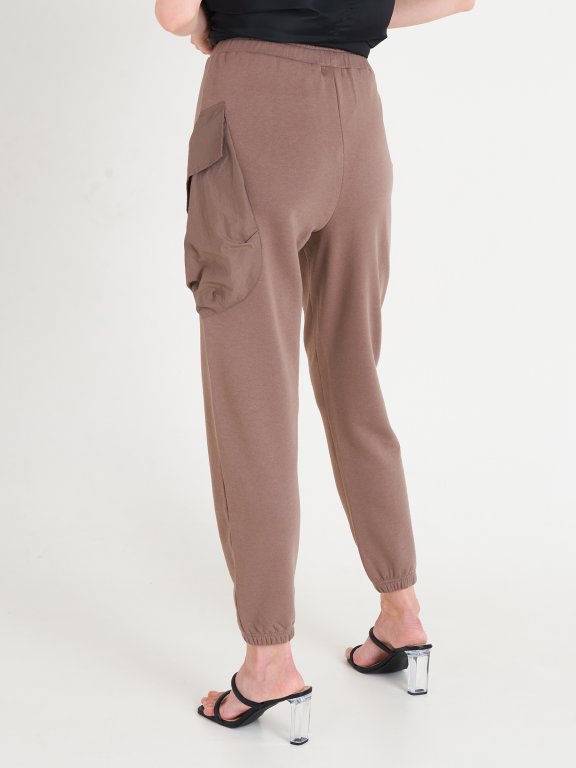 Jednokolorowe spodnie dresowe z kieszeniami