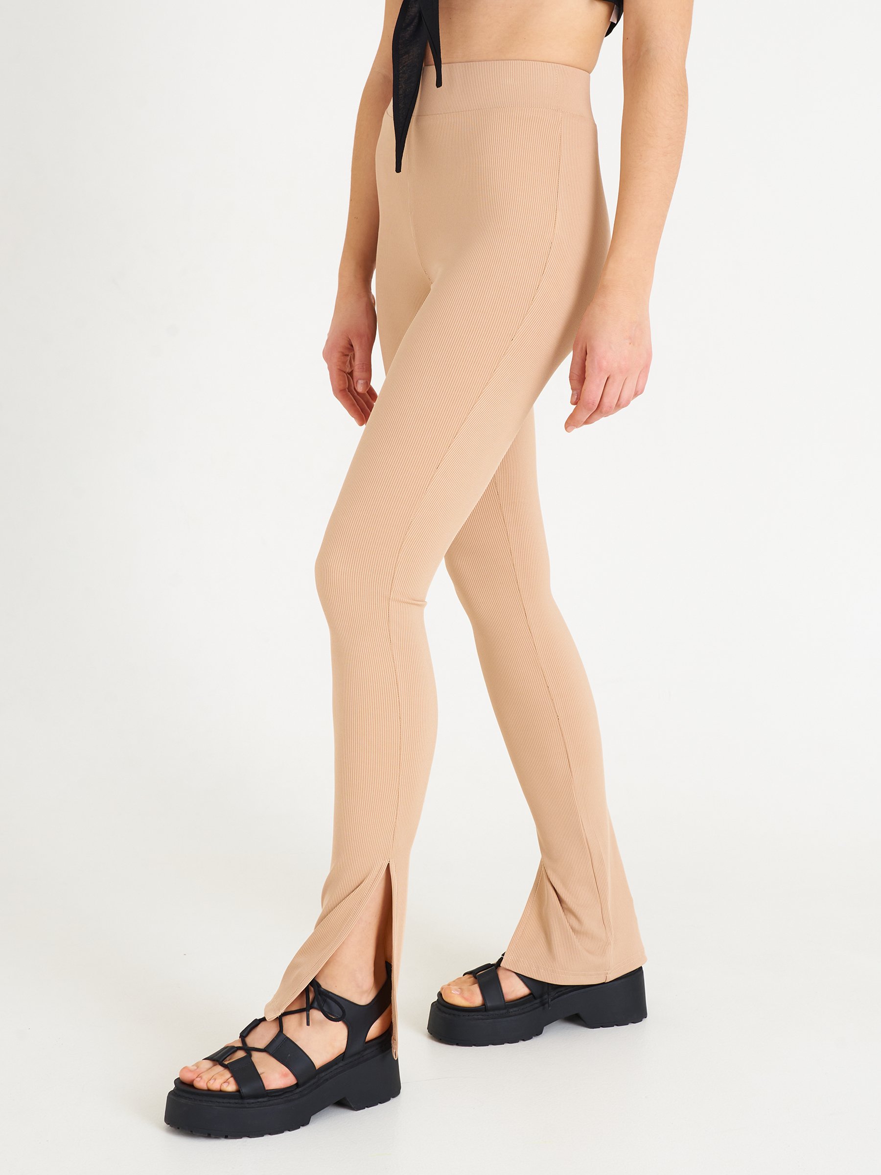 Basic Khaki Leggings - Leggings - PrettylittleThing  Outfits with leggings,  Womens printed leggings, Khaki leggings