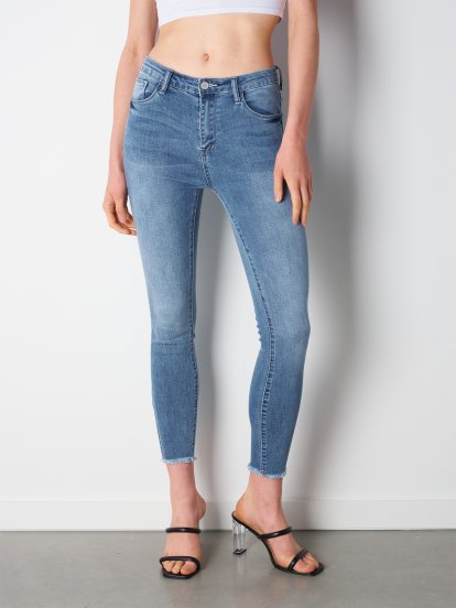 Jeansy skinny z niewykończonym brzegiem