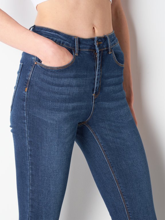 Jeansy skinny z niewykończonym brzegiem