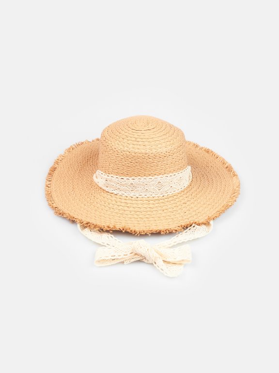 Summer hat with lace