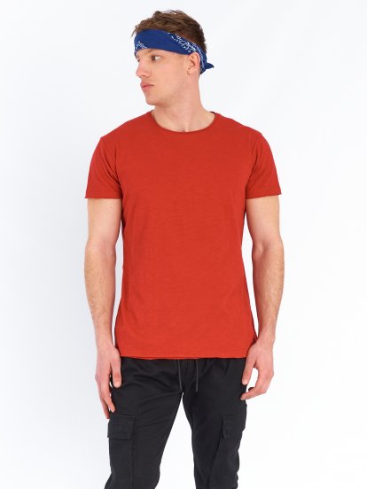 Męska koszulka basic o dopasowanym kroju z surowym obszyciem