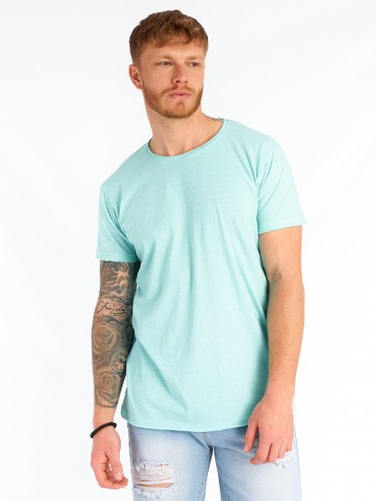 Basic slim fit t-shirt with raw edges