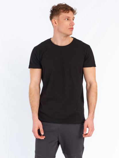Męska koszulka basic o dopasowanym kroju z surowym obszyciem