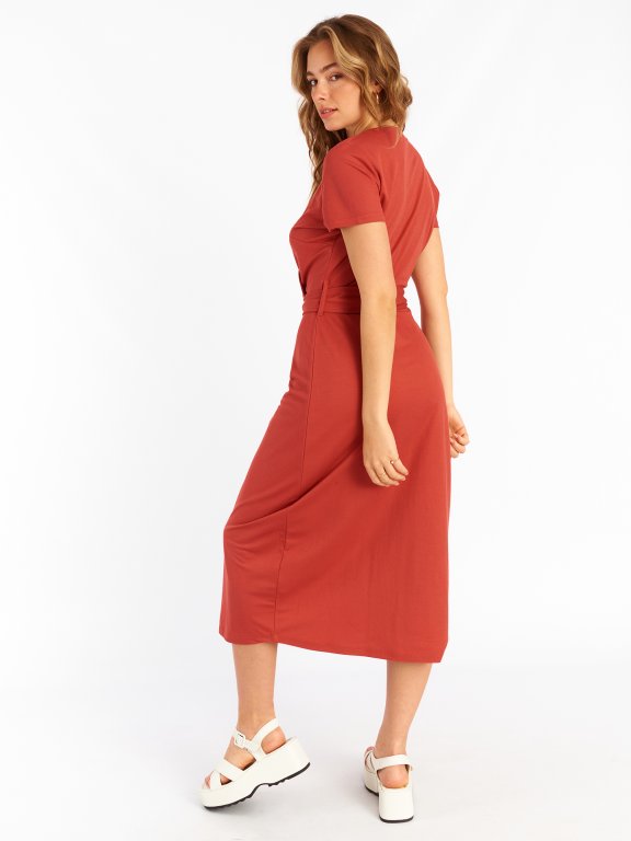 Jednobarevné elastické midi šaty