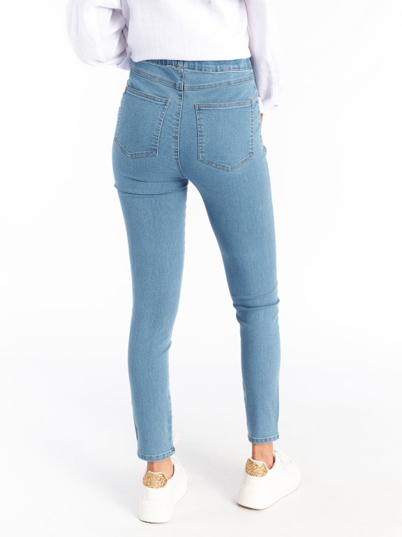 Obcisłe klasyczne damskie jeansy