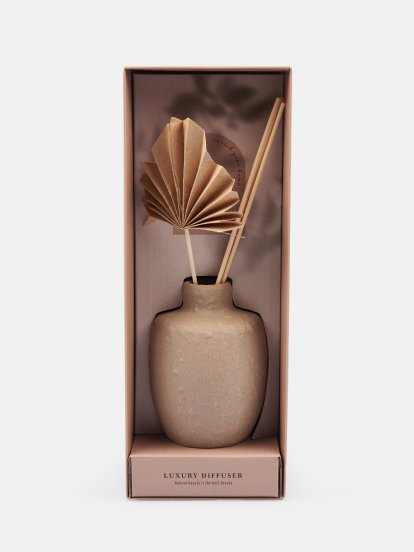 Reed diffuser in ceramic vase