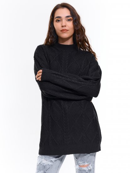 Damski długi sweter z plecionym wzorem